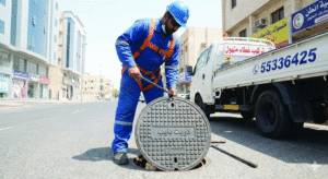 فني تركيب غطاء منهول مبارك الكبير